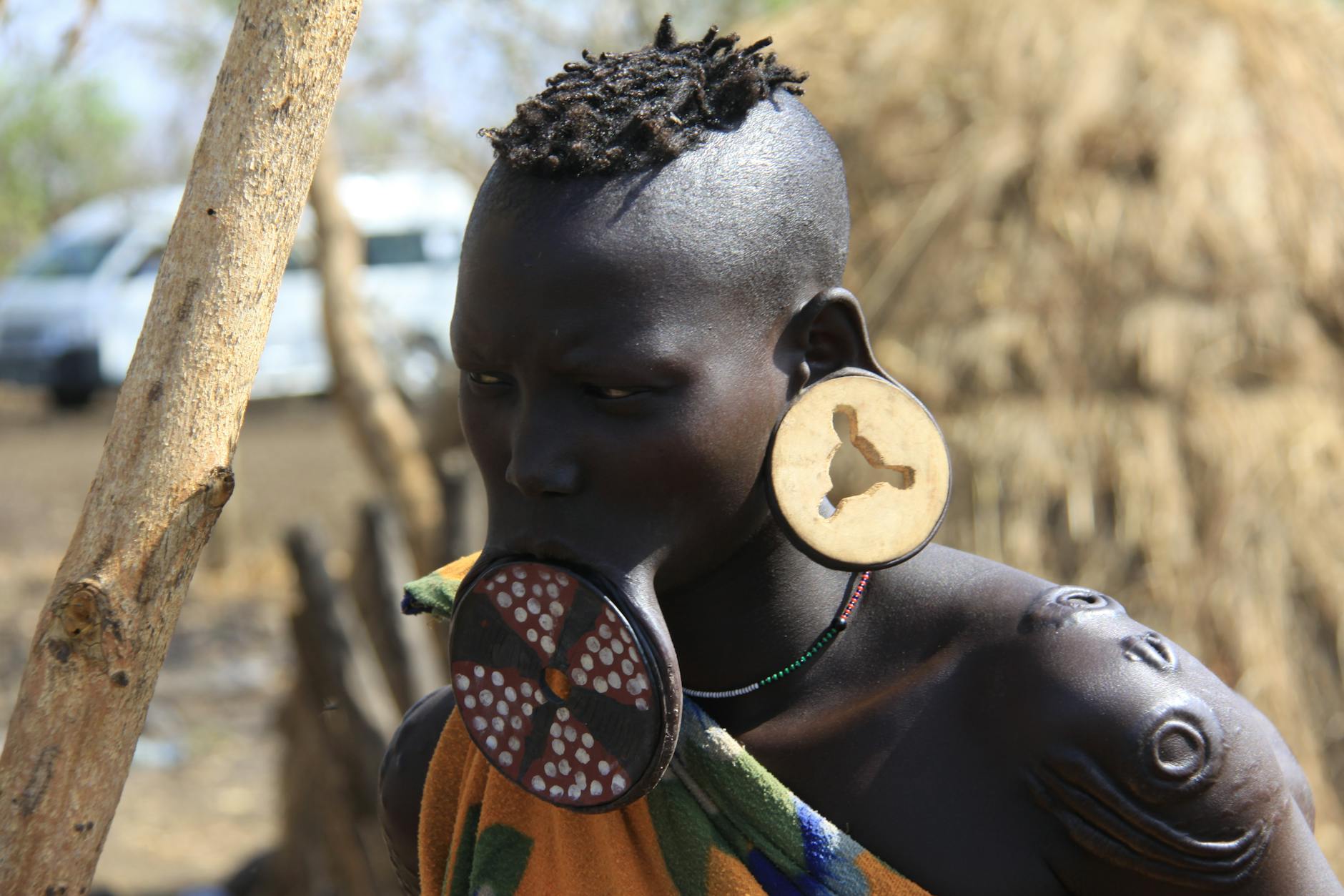 Retrato de una mujer de la tribu Mursi con plato labial, símbolo de la herencia cultural del sur de Etiopía