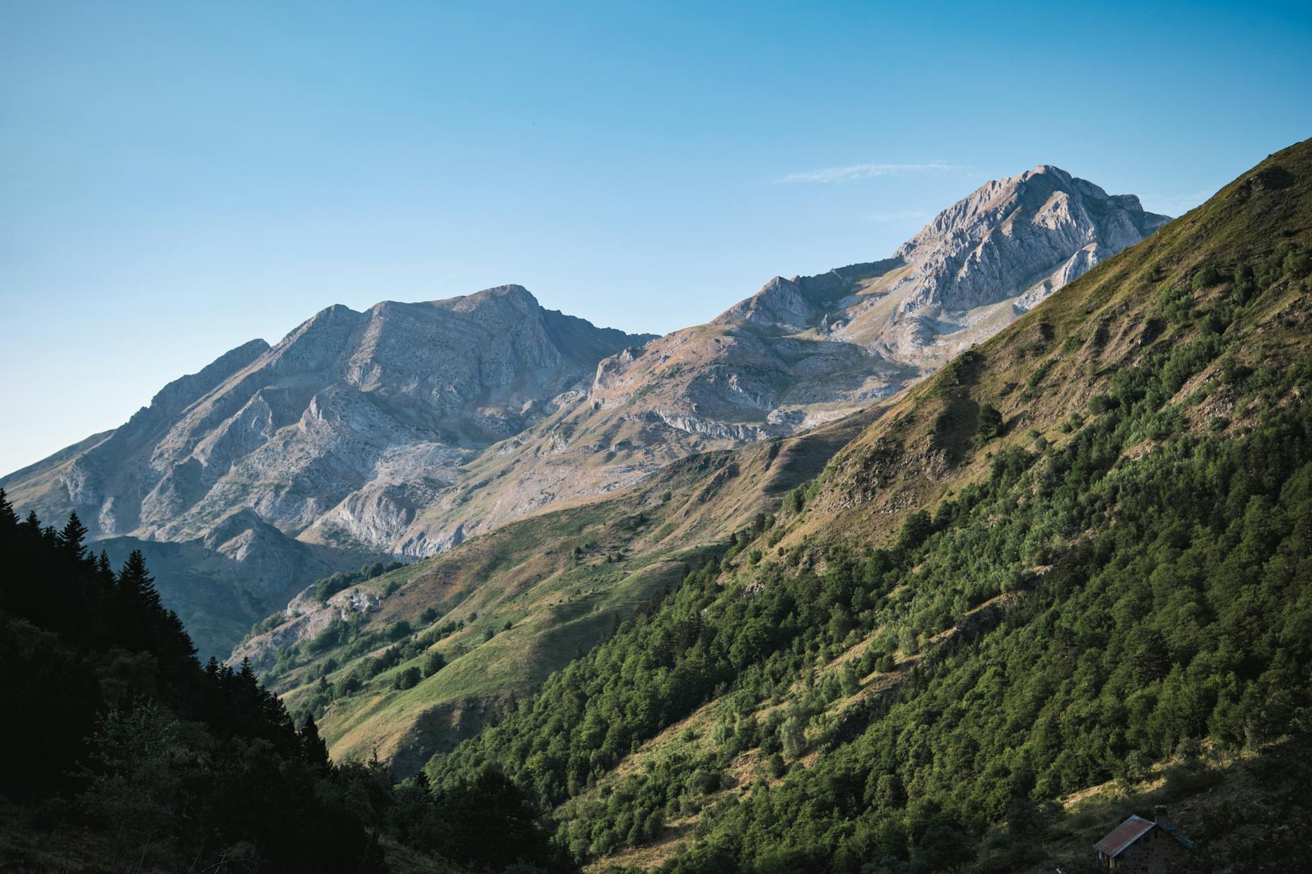 Paisaje de los Pirineos franceses, ideal para el senderismo que espera a los peregrinos al salir de Saint-Jean-Pied-de-Port.