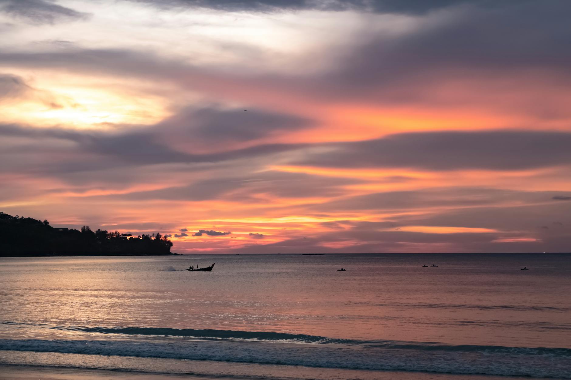 Playa paradisíaca de Phuket, Tailandia, con aguas turquesas