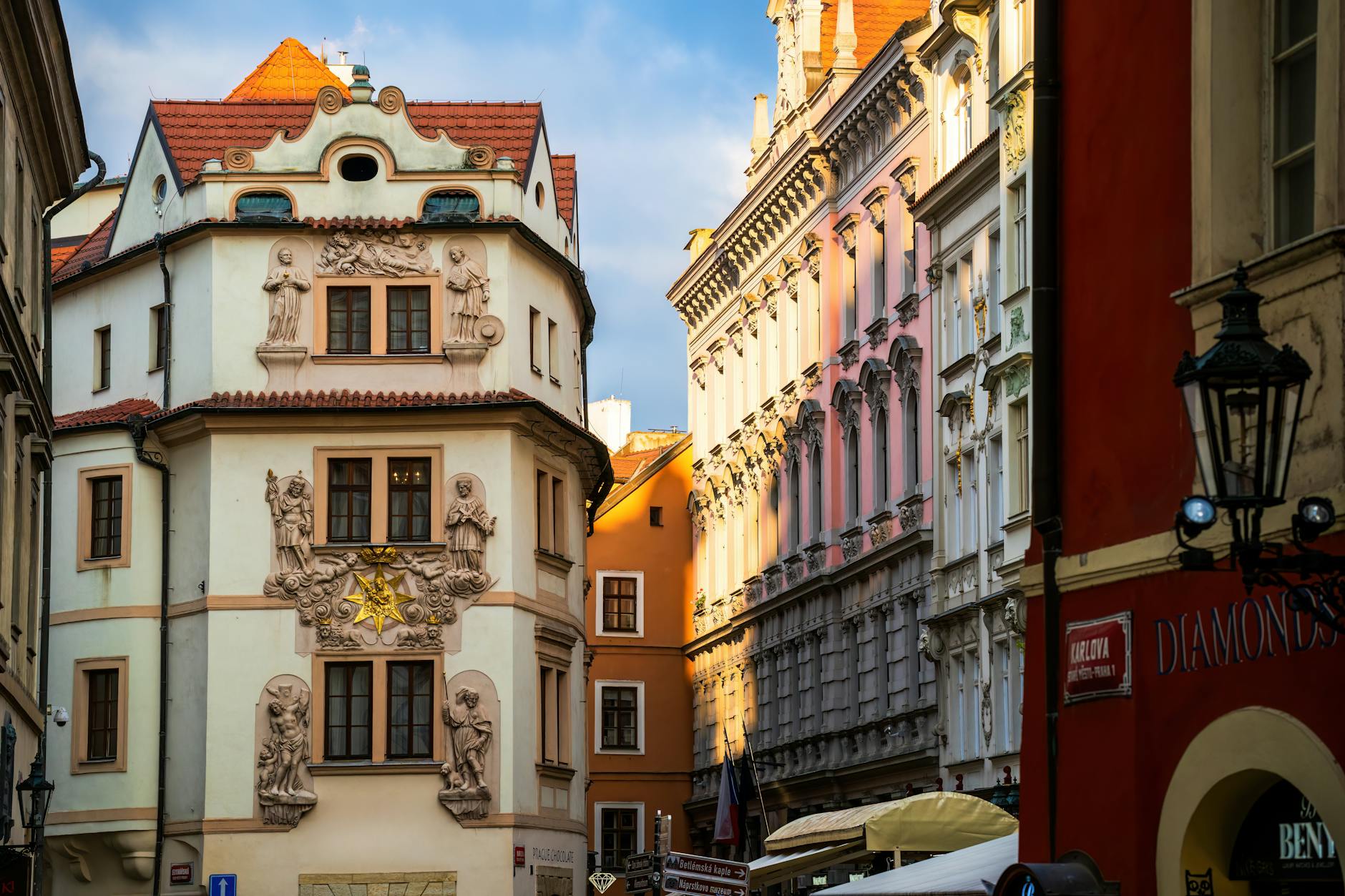 Calle historica del centro de Praga con fachadas ornamentadas al atardecer