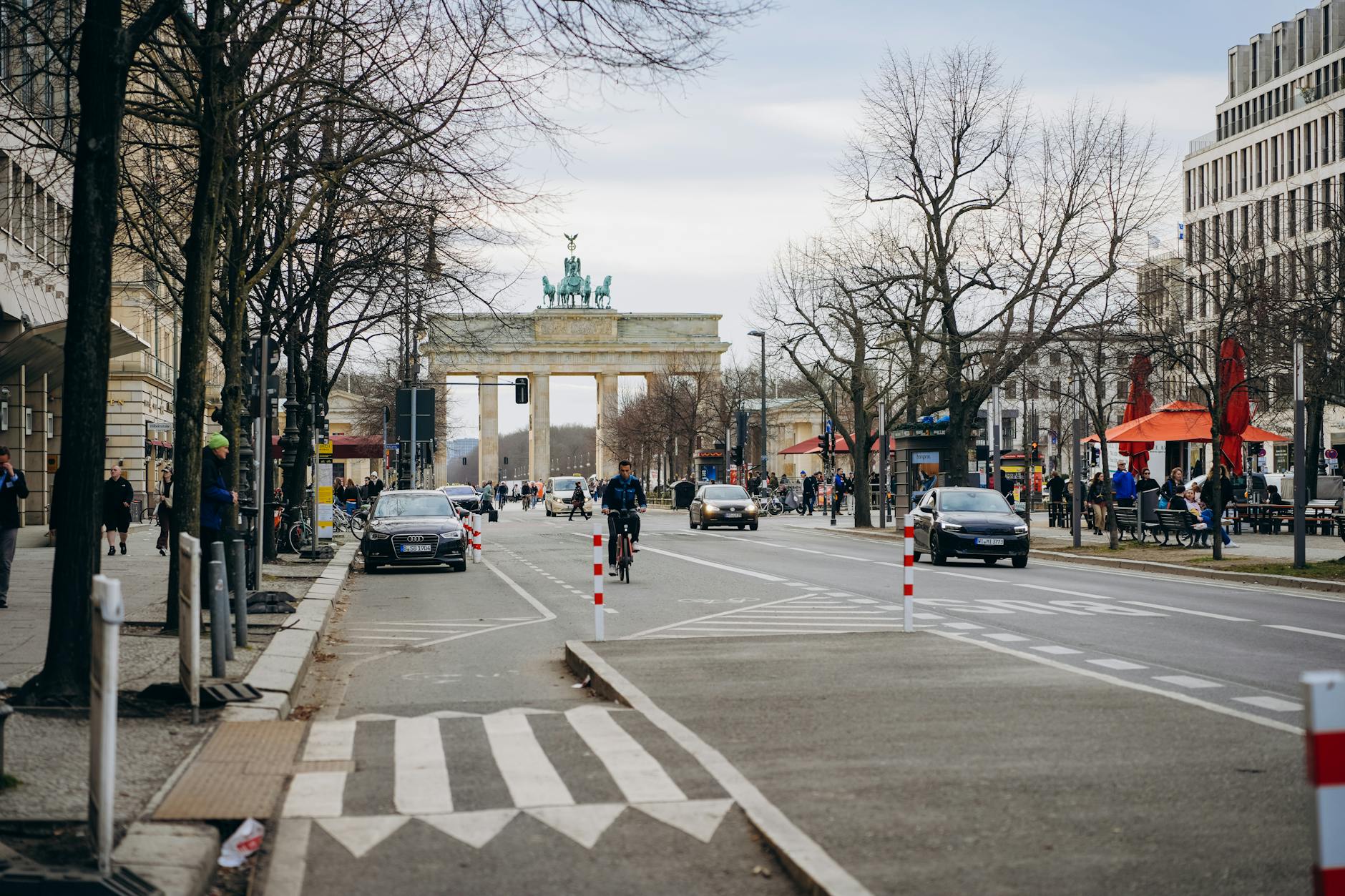 Puerta de Brandeburgo en Berlin con vida urbana y arquitectura historica