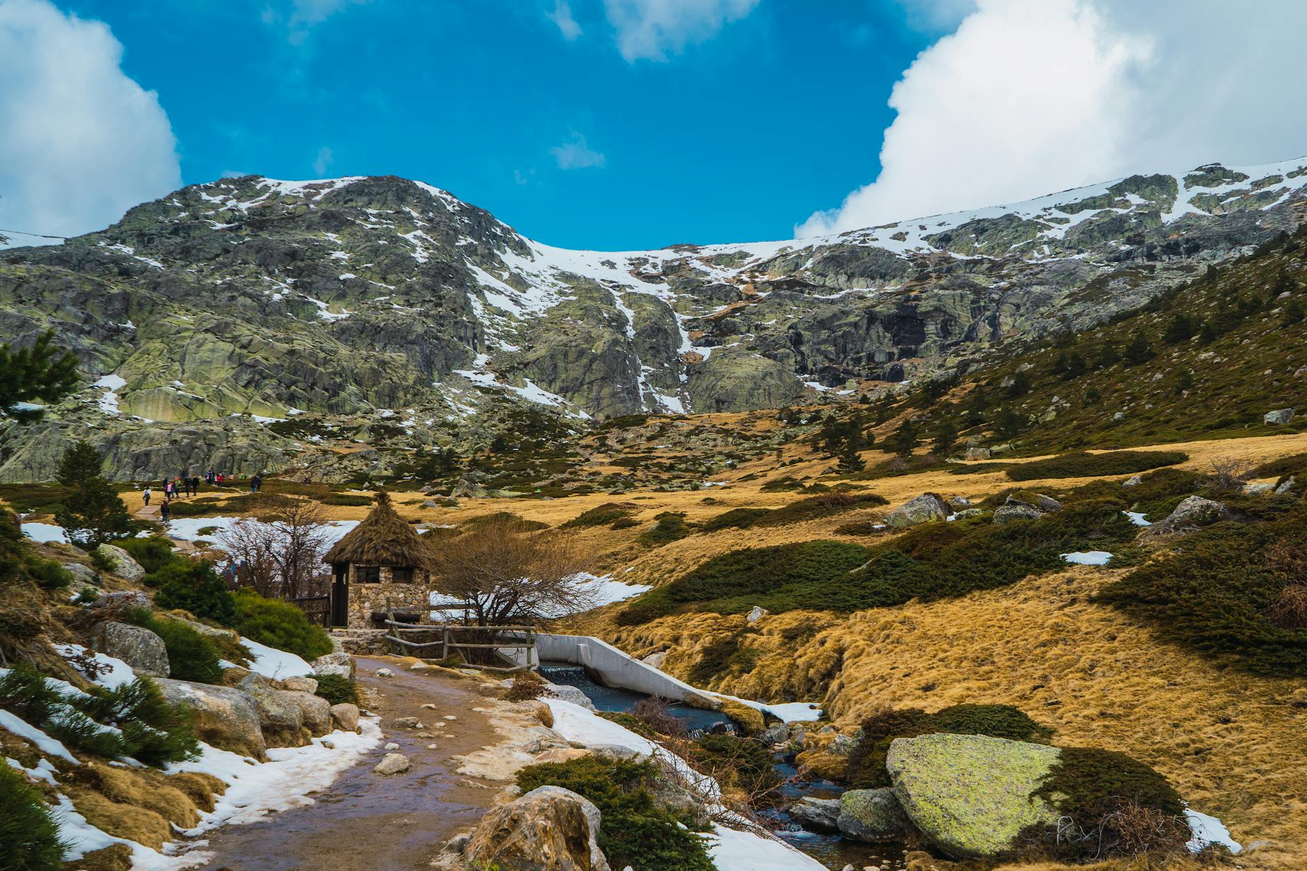 Sendero de montaña en España cubierto de nieve ligera, similar al que se encuentra cruzando el puerto de Cize.