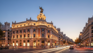 Fachada del Círculo de Bellas Artes de Madrid al atardecer en la Gran Vía