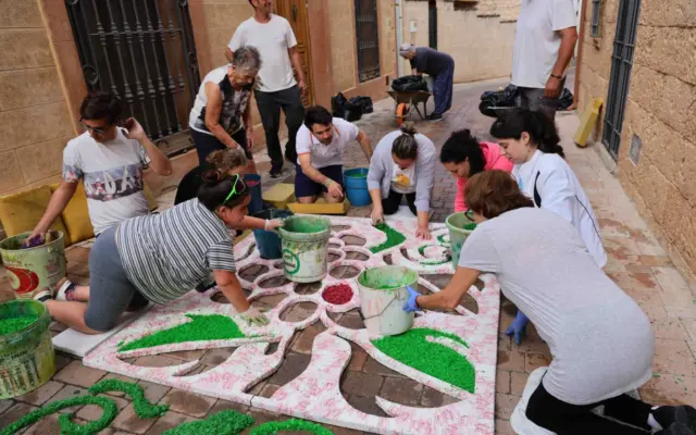Almonacid desafió a la lluvia para volver a convertir sus calles en una obra de arte efímera
