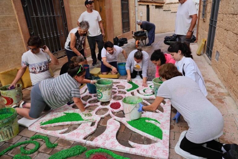 Home Elementor 7 Almonacid desafió a la lluvia para volver a convertir sus calles en una obra de arte efímera