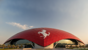Ferrari World Abu Dhabi en la isla de Yas con el icónico techo rojo