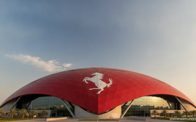 Ferrari World Abu Dhabi en la isla de Yas con el icónico techo rojo