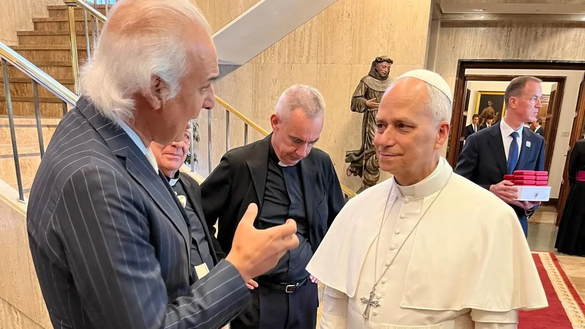 El Papa Leon XIV conversa con el doctor Manuel de la Pena en la Nunciatura Apostolica de Madrid