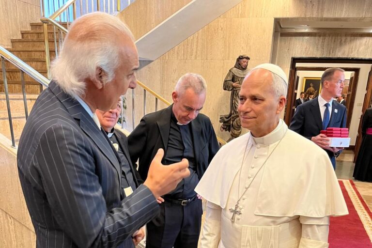 Home Elementor 6 El Papa Leon XIV conversa con el doctor Manuel de la Pena en la Nunciatura Apostolica de Madrid