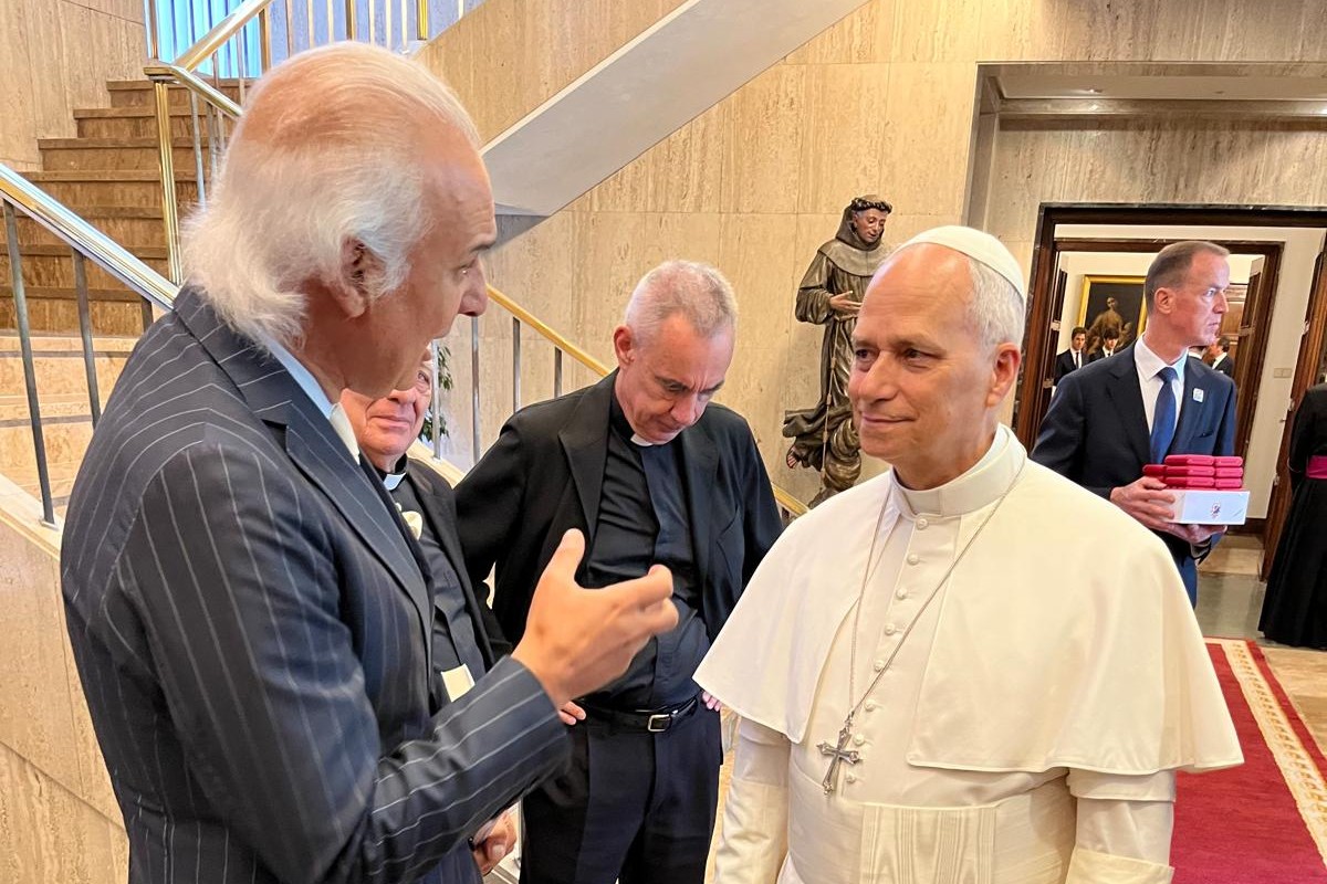 El Papa Leon XIV conversa con el doctor Manuel de la Pena en la Nunciatura Apostolica de Madrid