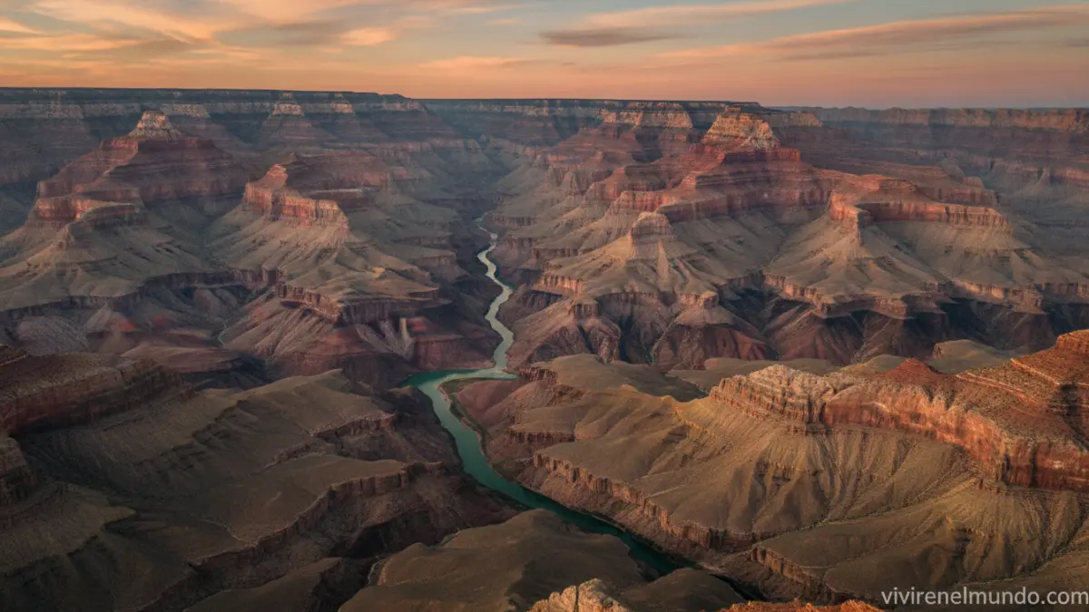 Vista aérea del Gran Cañón de Arizona con las capas roñas del colorado al fondo