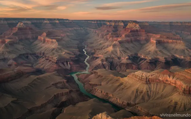 Vista aérea del Gran Cañón de Arizona con las capas roñas del colorado al fondo