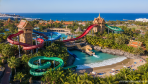 Vista aérea de Siam Park en Tenerife con el parque acúático y la playa artificial