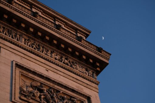 Arco del Triunfo de París al atardecer con luna creciente