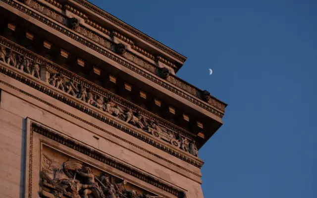 Arco del Triunfo de París al atardecer con luna creciente