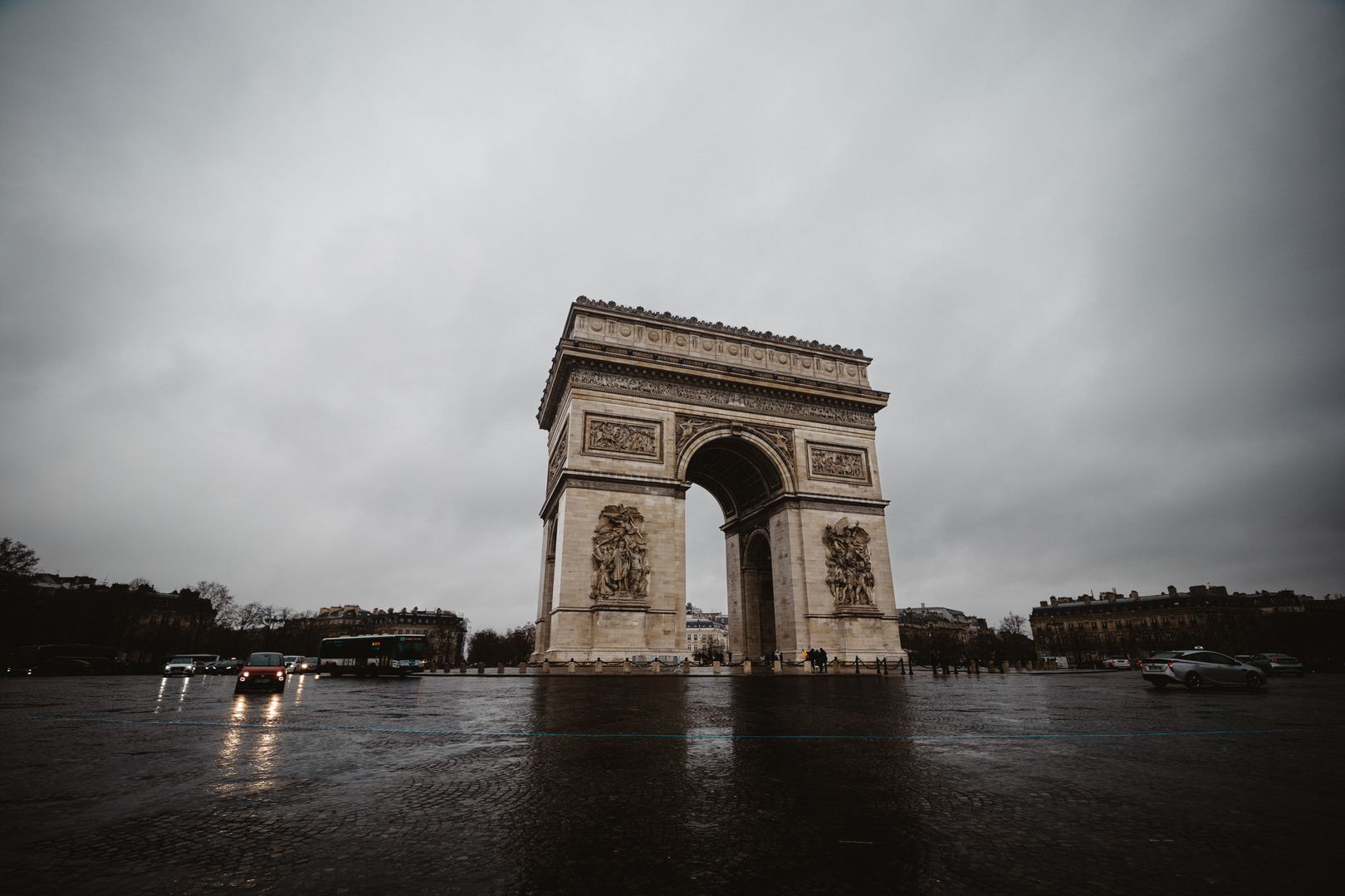 Arco del Triunfo de París: precio y horario en 2026 2 Vista completa del Arco del Triunfo de París con cielo nublado