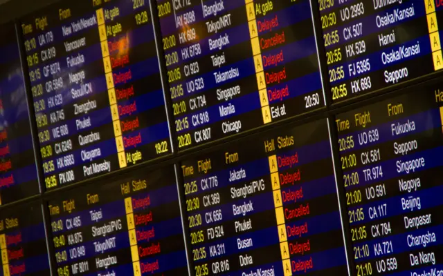 Panel digital de vuelos en un aeropuerto