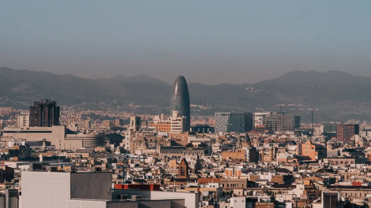 Vista panorámica del skyline de Barcelona con la Torre Glòries