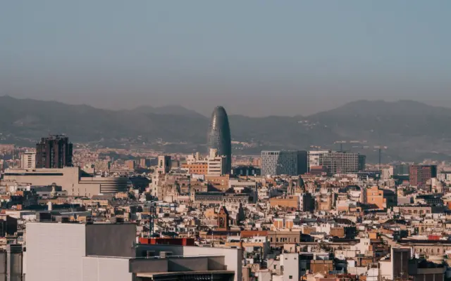 Vista panorámica del skyline de Barcelona con la Torre Glòries