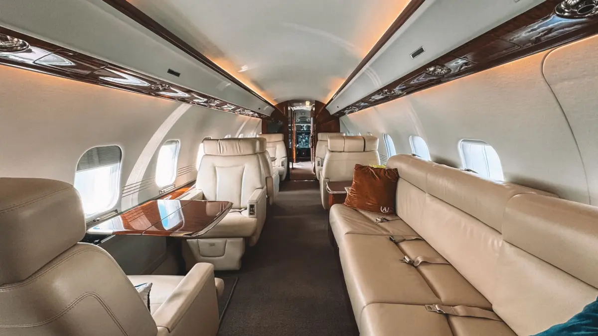 Interior de cabina de primera clase de avión con asientos individuales