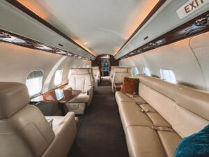 Interior de cabina de primera clase de avión con asientos individuales