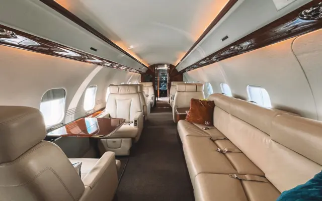 Interior de cabina de primera clase de avión con asientos individuales