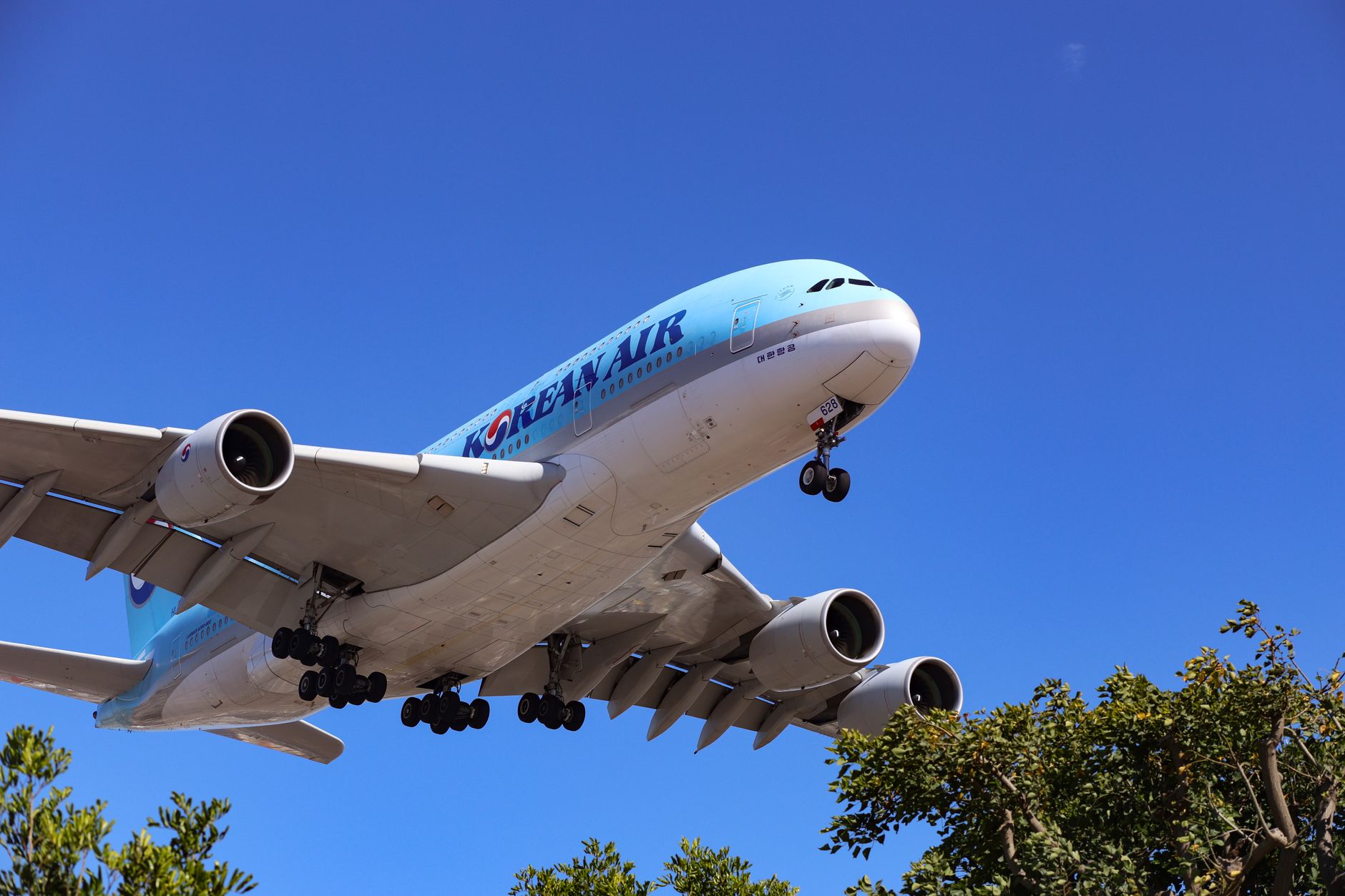 Airbus A380 de Emirates en pista de aeropuerto