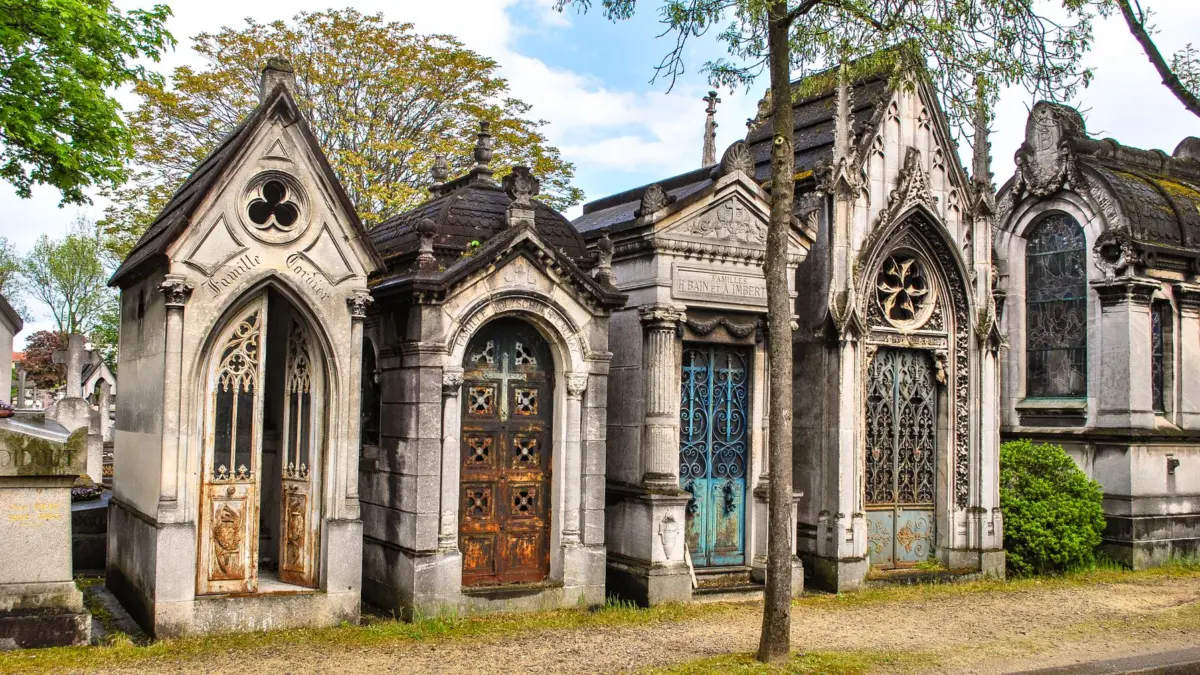 Mausoleos ornamentados de estilo gótico en un cementerio histórico de París