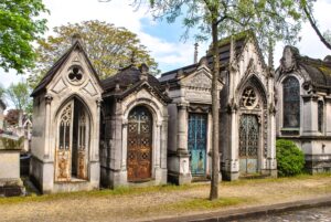 Mausoleos ornamentados de estilo gótico en un cementerio histórico de París
