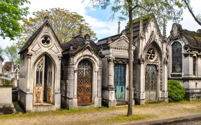 Mausoleos ornamentados de estilo gótico en un cementerio histórico de París