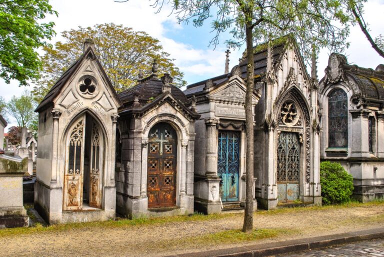 Home Elementor 5 Mausoleos ornamentados de estilo gótico en un cementerio histórico de París